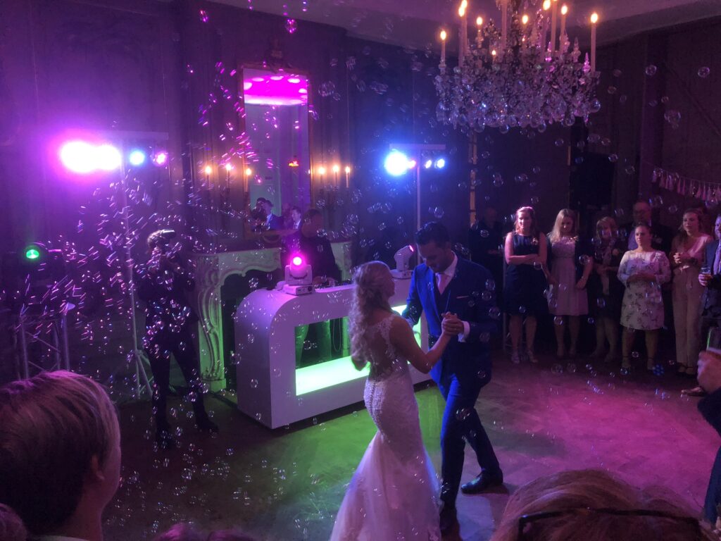 DJ booth geluid en licht voor een bruiloft