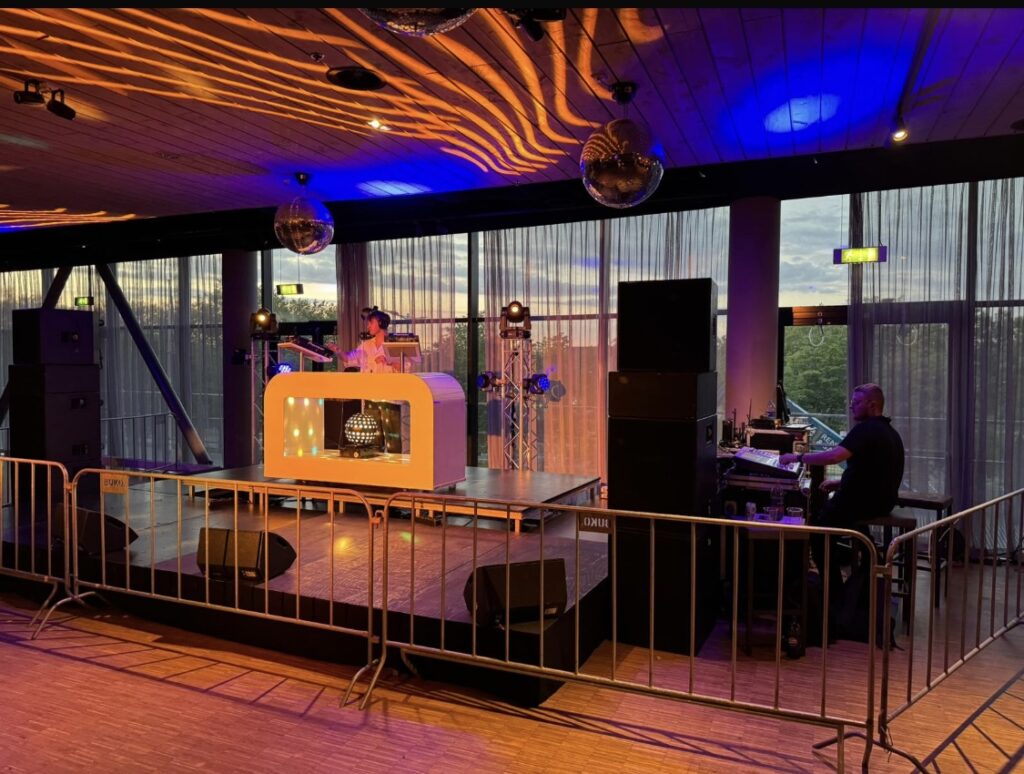 DJ set licht beeld en geluid Galgenwaard Utrecht geleverd en bediend door Clipperms
